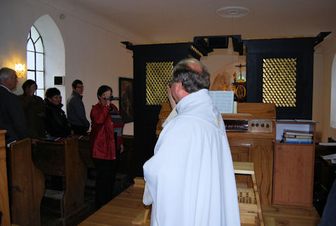 Mons. ThLic Václav Slouk žehná zrekonstruované varhany